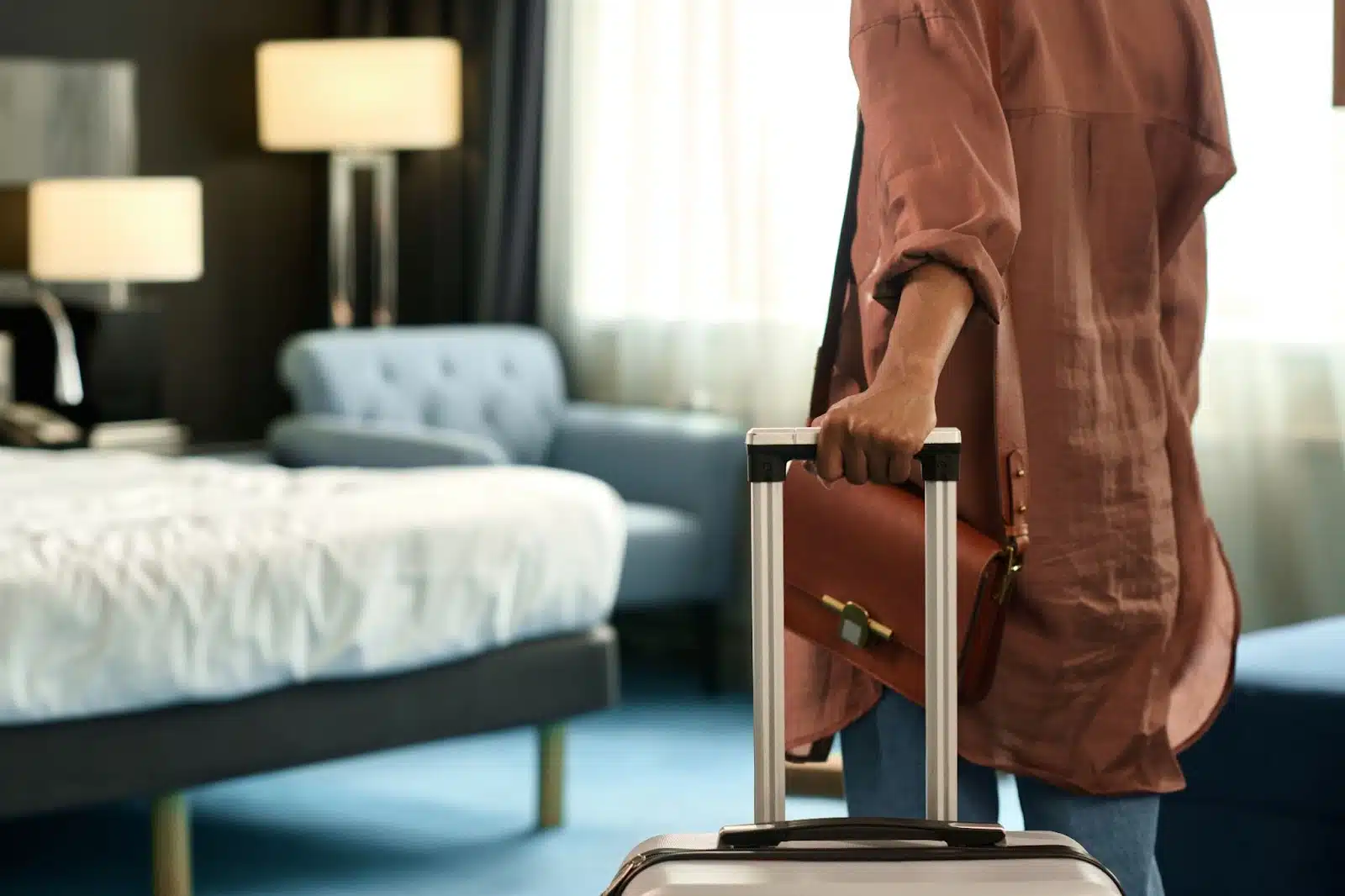 Person with hand luggage looking at a rented room