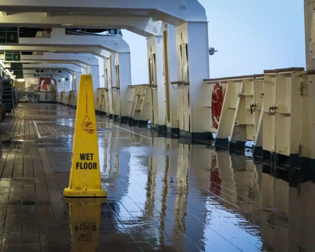 señal de piso mojado